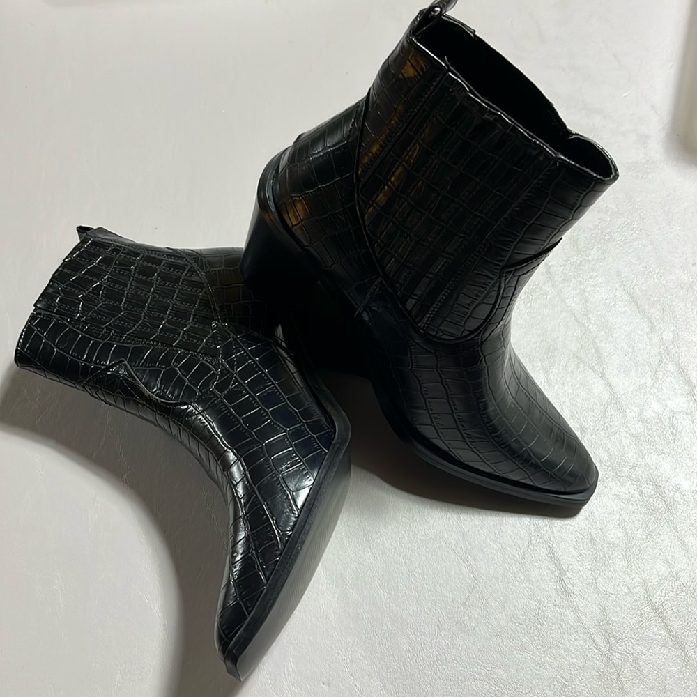 NWOT Seven7 Boots sz10 Black crocs pattern 3in heel excellent condition